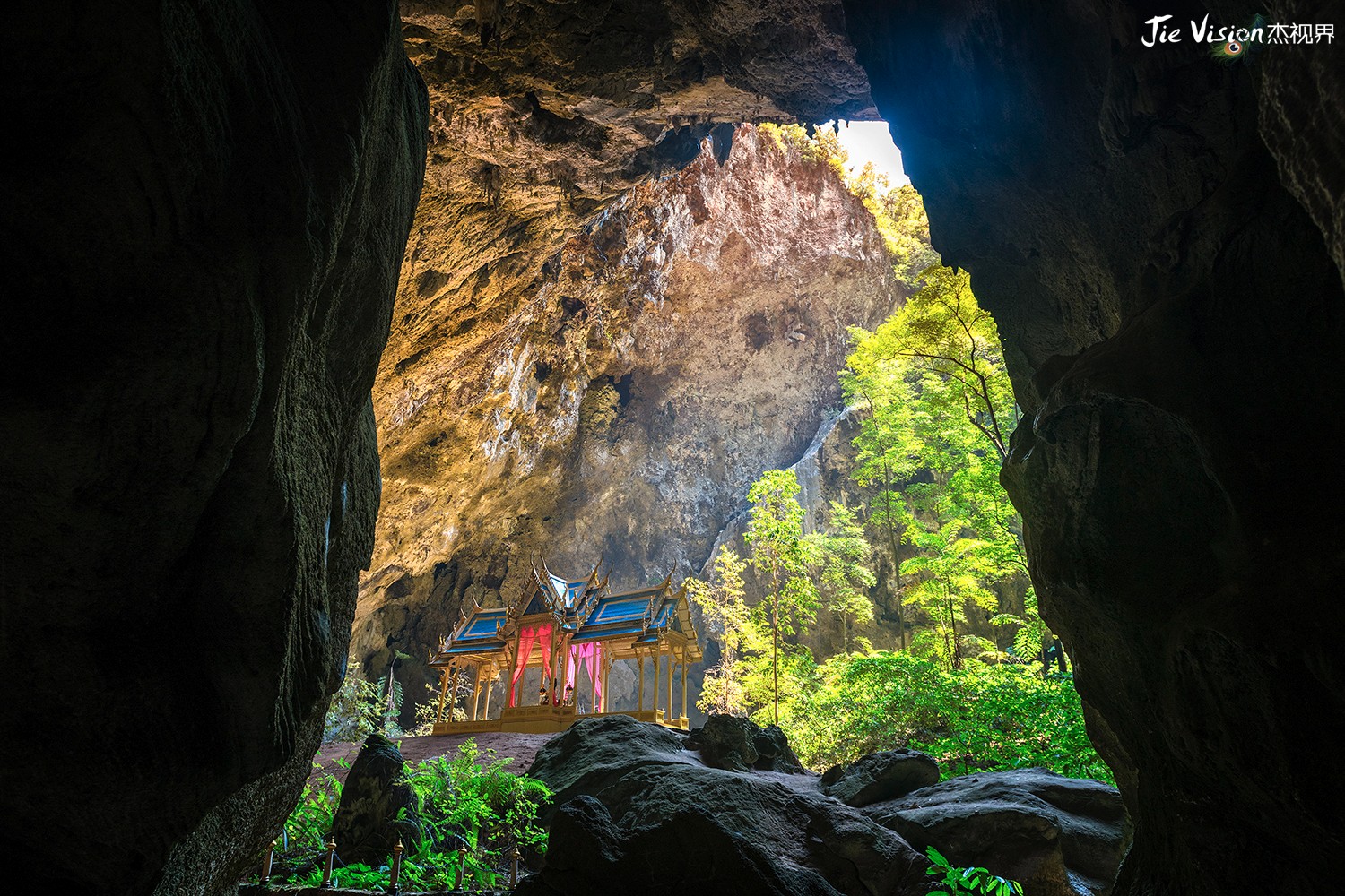 揭秘隐藏在山洞中的泰国皇家庭院"帕亚那空山洞"