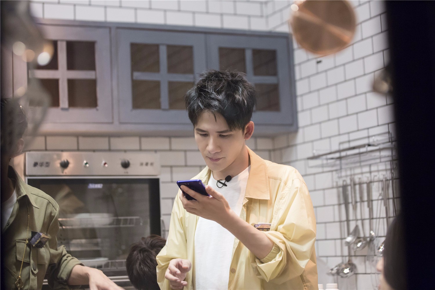 《我是大侦探》张若昀大张伟沉迷吃道具 无心探案被"驱赶"