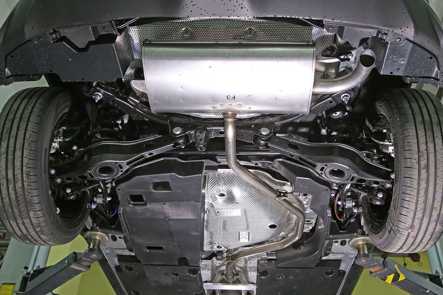 奕泽后悬官方给出了"纵臂型双叉臂式独立悬架"的称谓,当然,奕泽在后悬