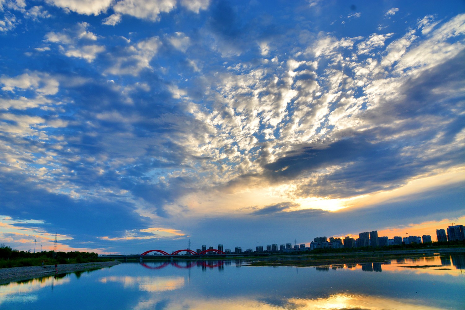 美丽的霞光映照在通辽市辽河公园原创摄影