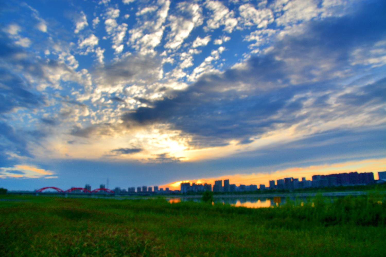 美丽的霞光映照在通辽市辽河公园原创摄影