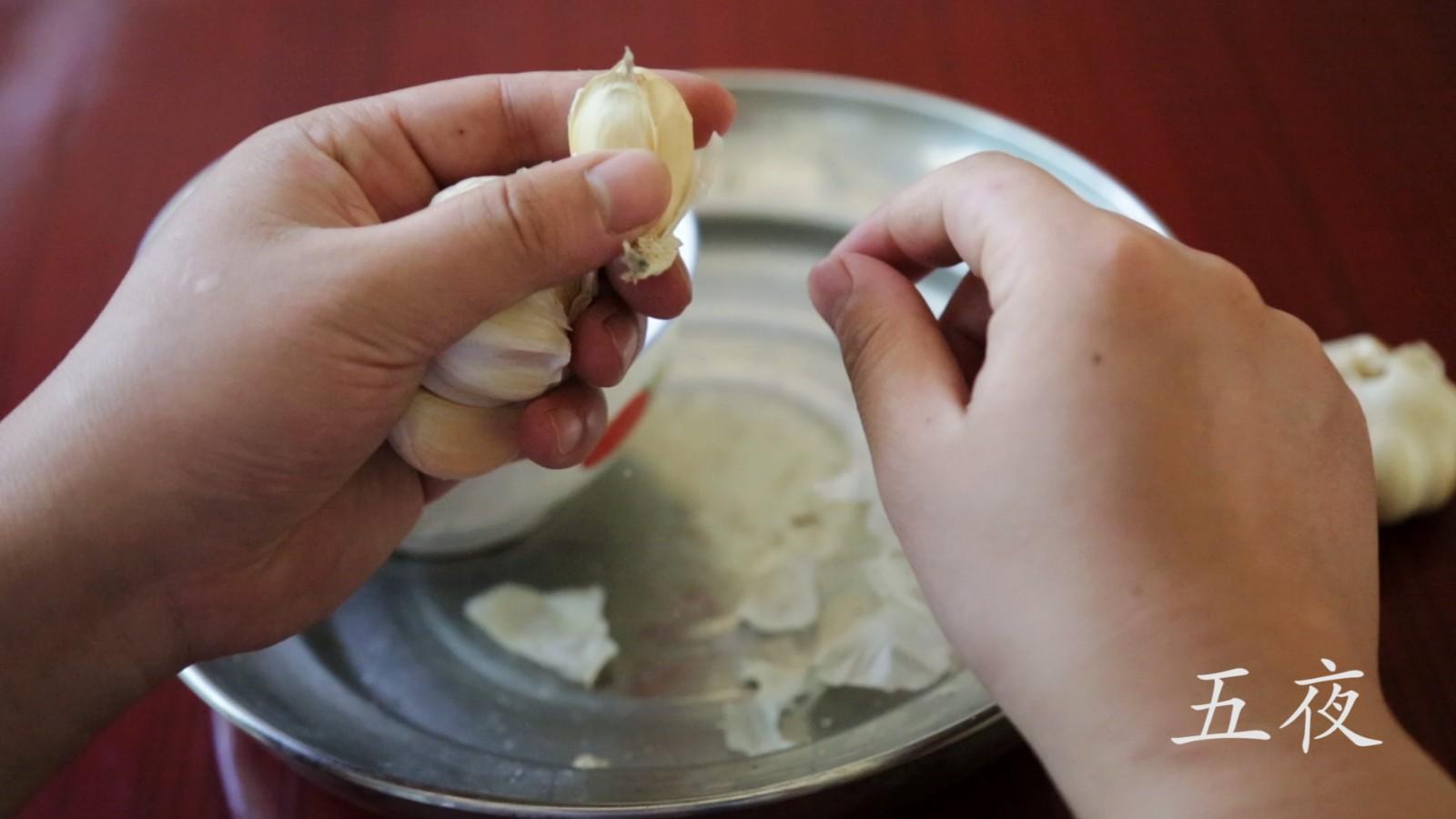 大蒜还在用手一个一个剥?别再用手了,白活这么多年既然不知道!