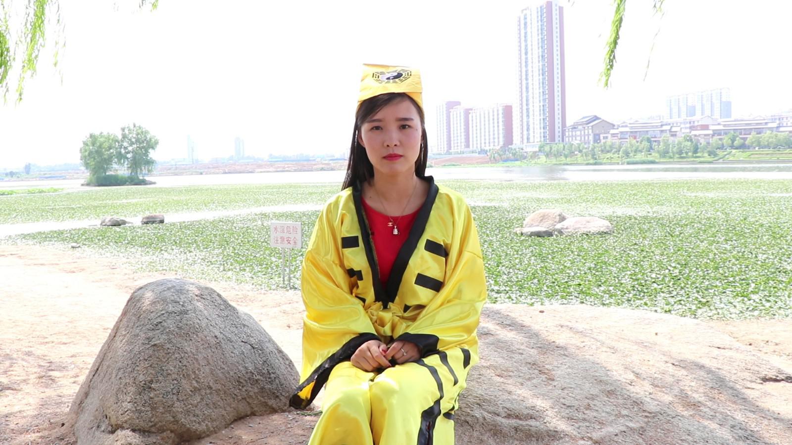 美女算命大师新套路,拿出筷子让人折,一双五百块