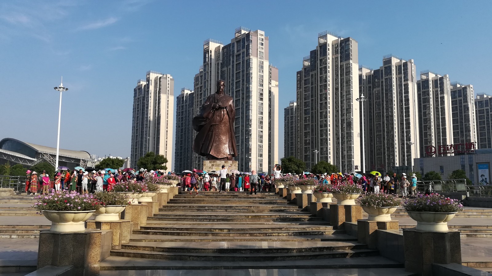 广场铜像前,"改革开放40年暨庆七一大型实景演出"参演节目歌舞《襄阳