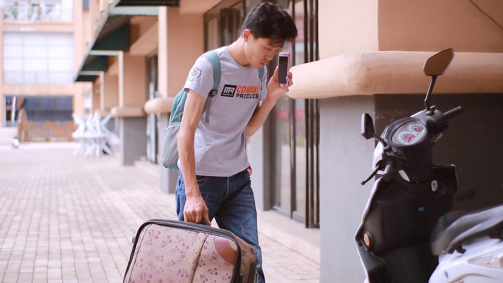 打工回来被女友跟踪到乡下,农村老家房子太破旧,小伙自愧不如