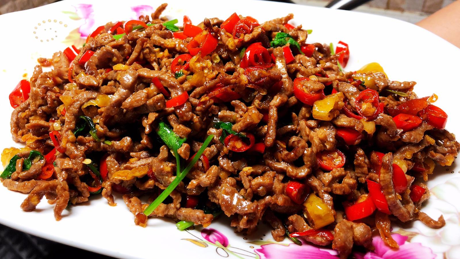 爱吃牛肉的一定要收藏,牛肉这种炒法好吃下饭,肉嫩爽口