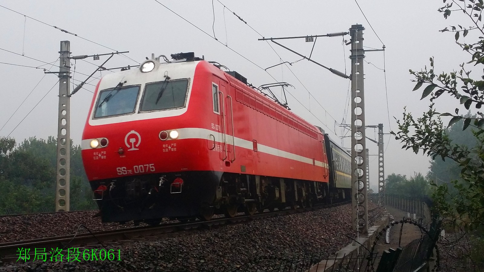 韶山7e型准高速电力机车由大同机车厂制造,红色的油漆,亮丽的外观,被