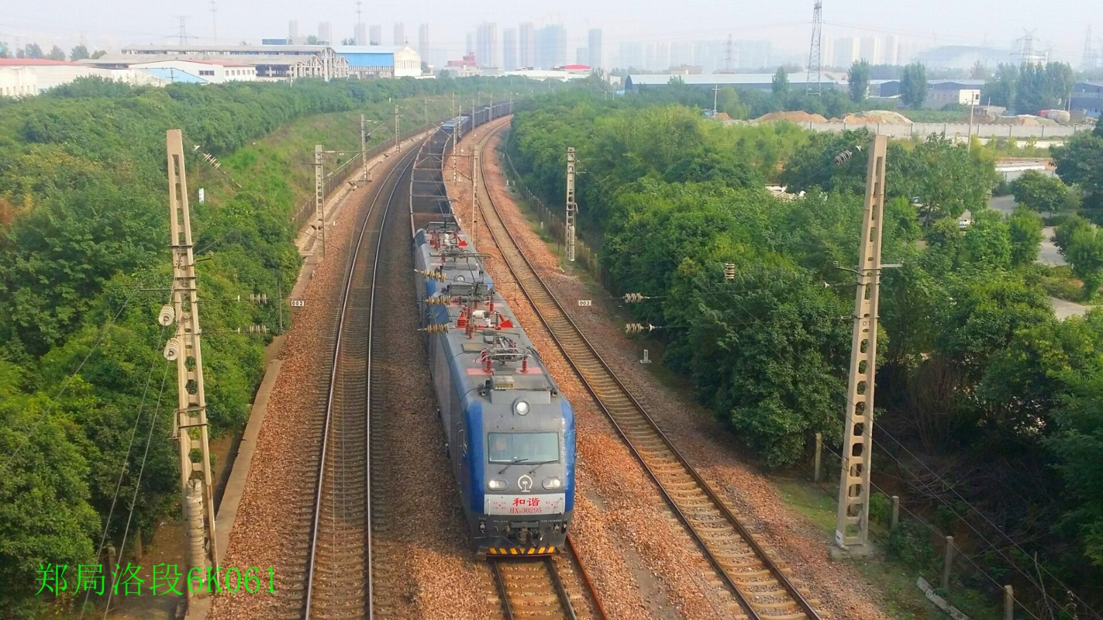 火车群媒郑局洛段6k061拍车图集__财经头条