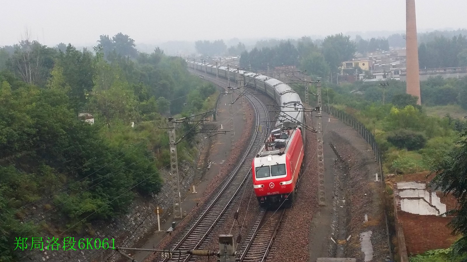 韶山7e型准高速电力机车由大同机车厂制造,红色的油漆,亮丽的外观,被