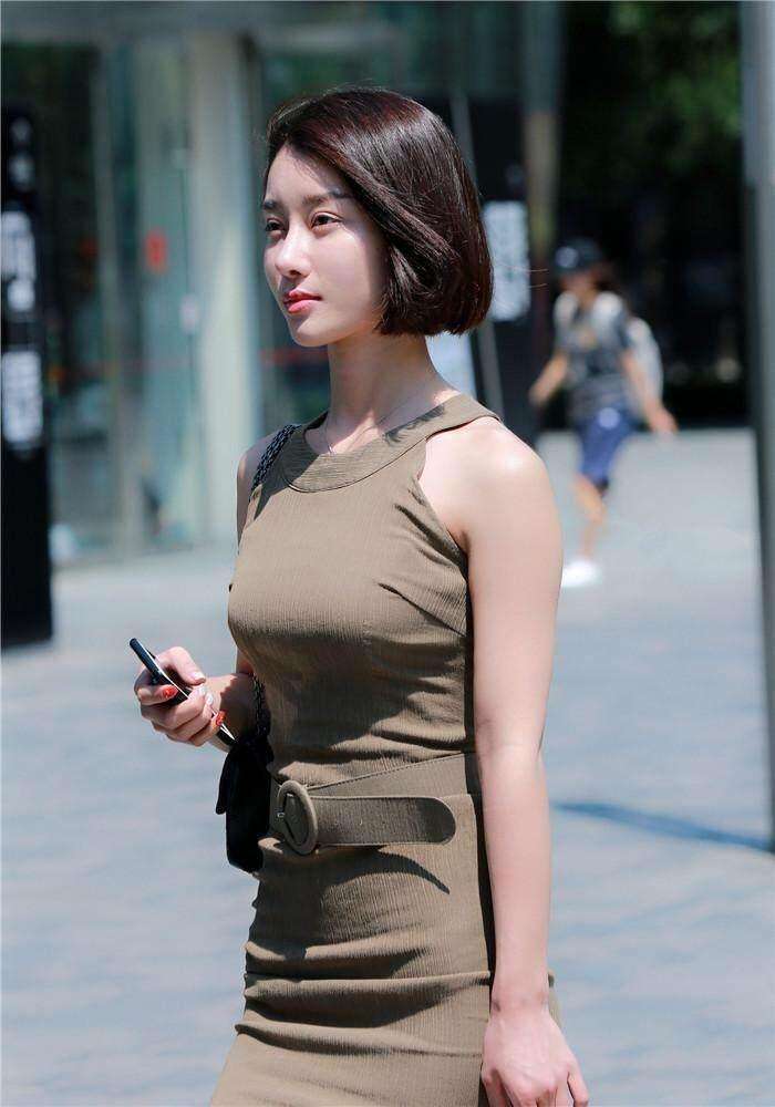 街拍: 身材挺拔的小姐姐, 裙子会不会太紧?