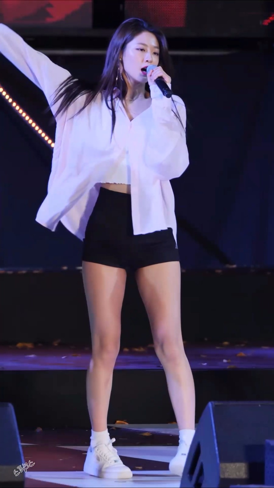 饭拍aoa雪炫在文化节现场歌舞likeacat好赞
