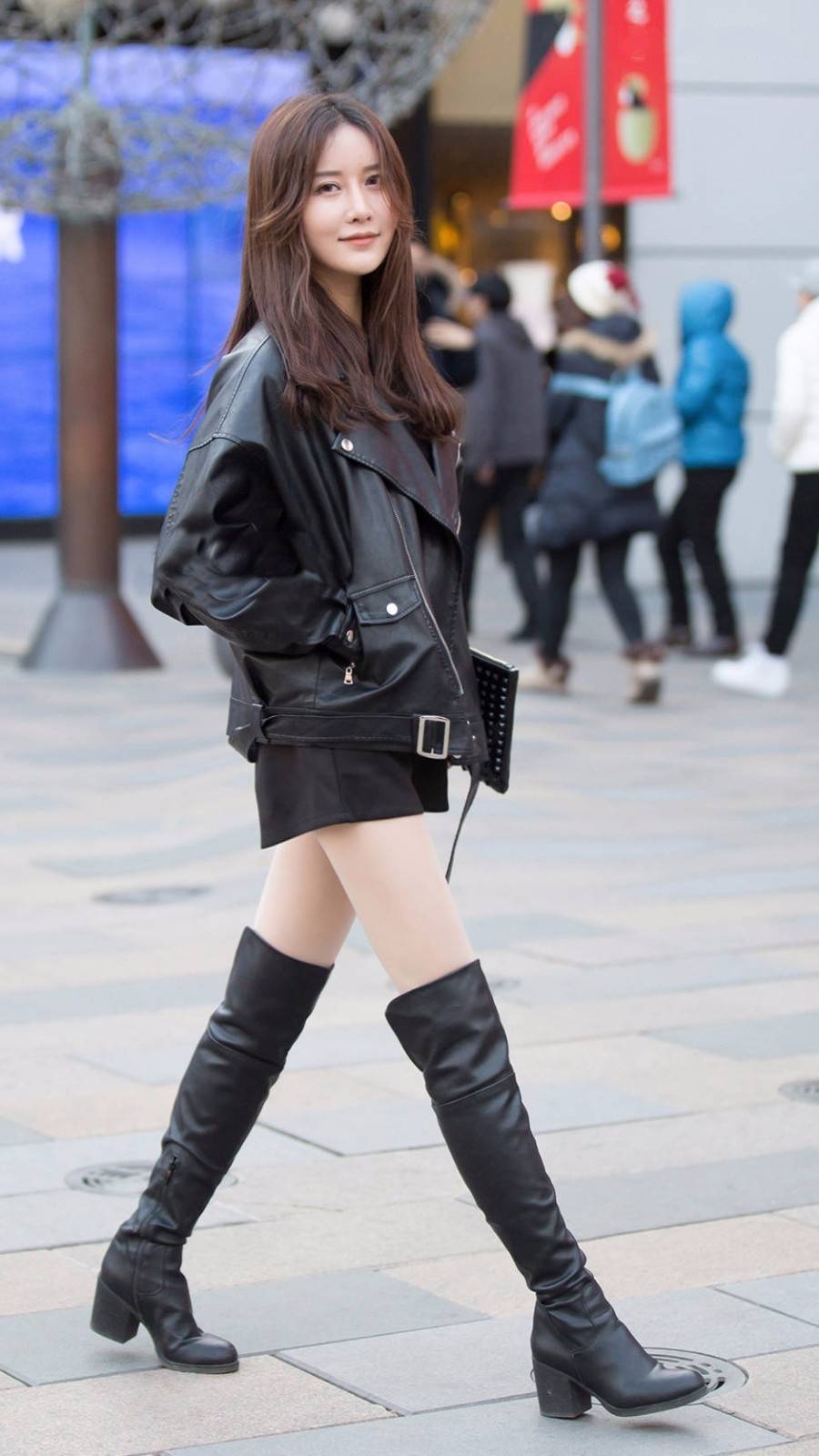 街拍:姑娘百搭的皮衣配上高筒皮靴,非常帅气