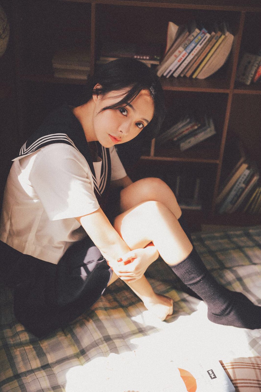 照片中她身穿校服,一头俏丽短发搭配干净妆容,化身日系文艺少女,清纯