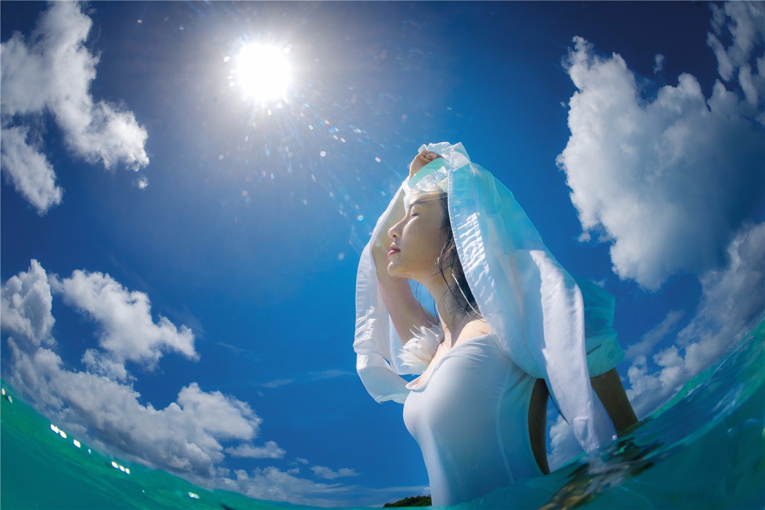 母其弥雅碧海演绎"镜花水月"似美人鱼 宛若水精灵