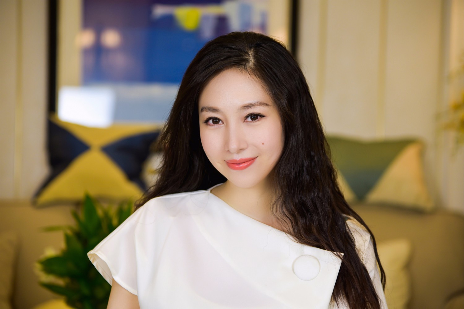 jj贾晓晨写真媚眼迷人 长发披肩尽显优雅风情