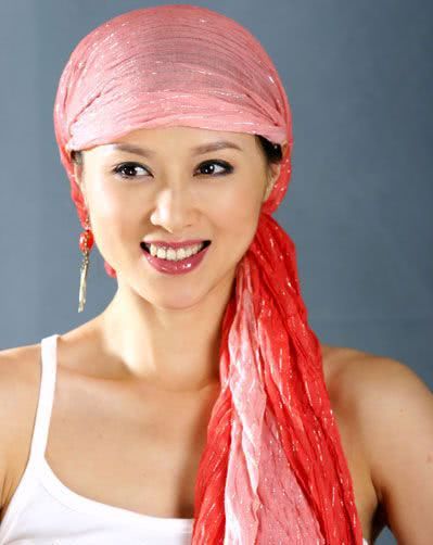 她长着一副慈悲面容,饰演弘昼的母亲,最终被魏璎珞设计雷电烧死|白珊