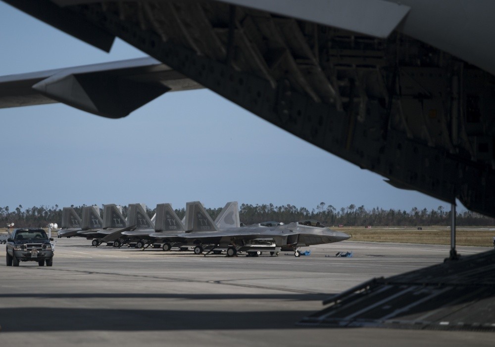 一架c-17于2018年10月22日向佛罗里达州廷德尔空军基地运送货物.