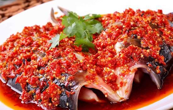 吃货们,美味的剁椒鱼头这么做好吃极了!(附剁椒酱做法)