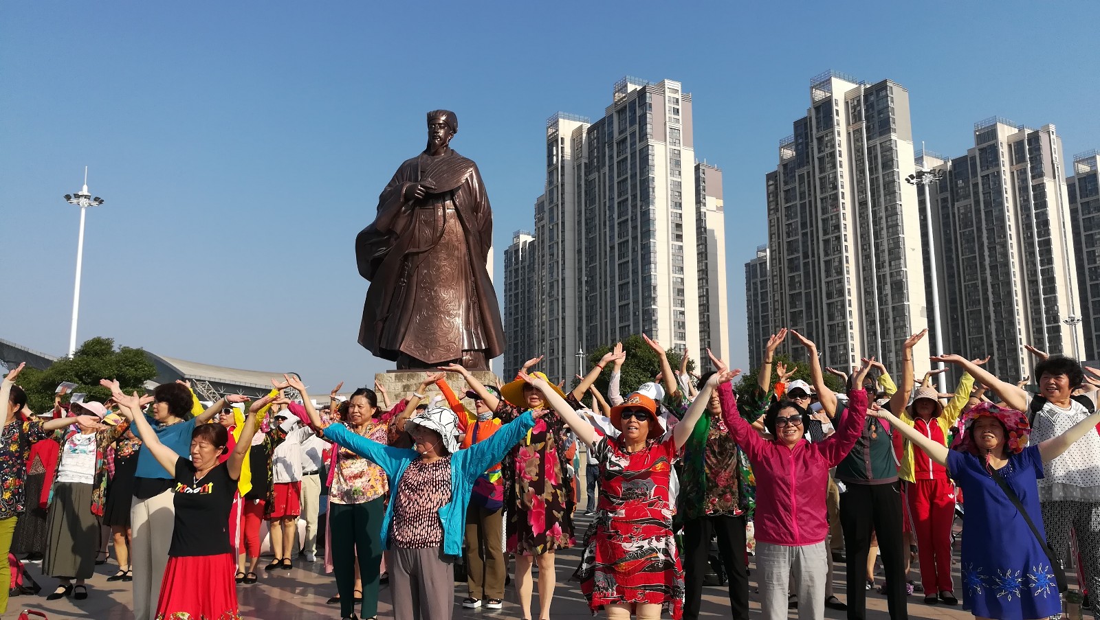 广场铜像前,"改革开放40年暨庆七一大型实景演出"参演节目歌舞《襄阳