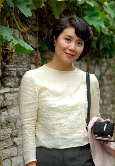 父亲是视帝,17岁上北电,合作姜文一戏爆红,低调嫁初恋恩爱29年|严晓频