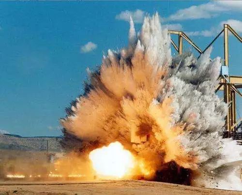 躲在防空洞里面, 云爆弹一旦爆炸, 人在2秒内就会"灰飞烟灭