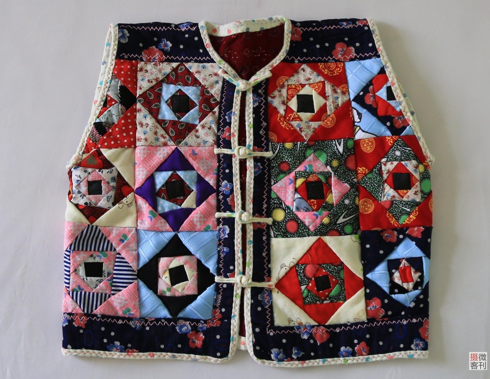 八旬老太每天手工缝制百家衣亲朋疯抢只为收藏