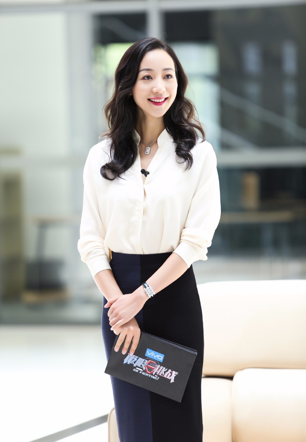 韩雪《幻乐之城》,改良式汉服套装似大家闺秀,比现代装更惊艳