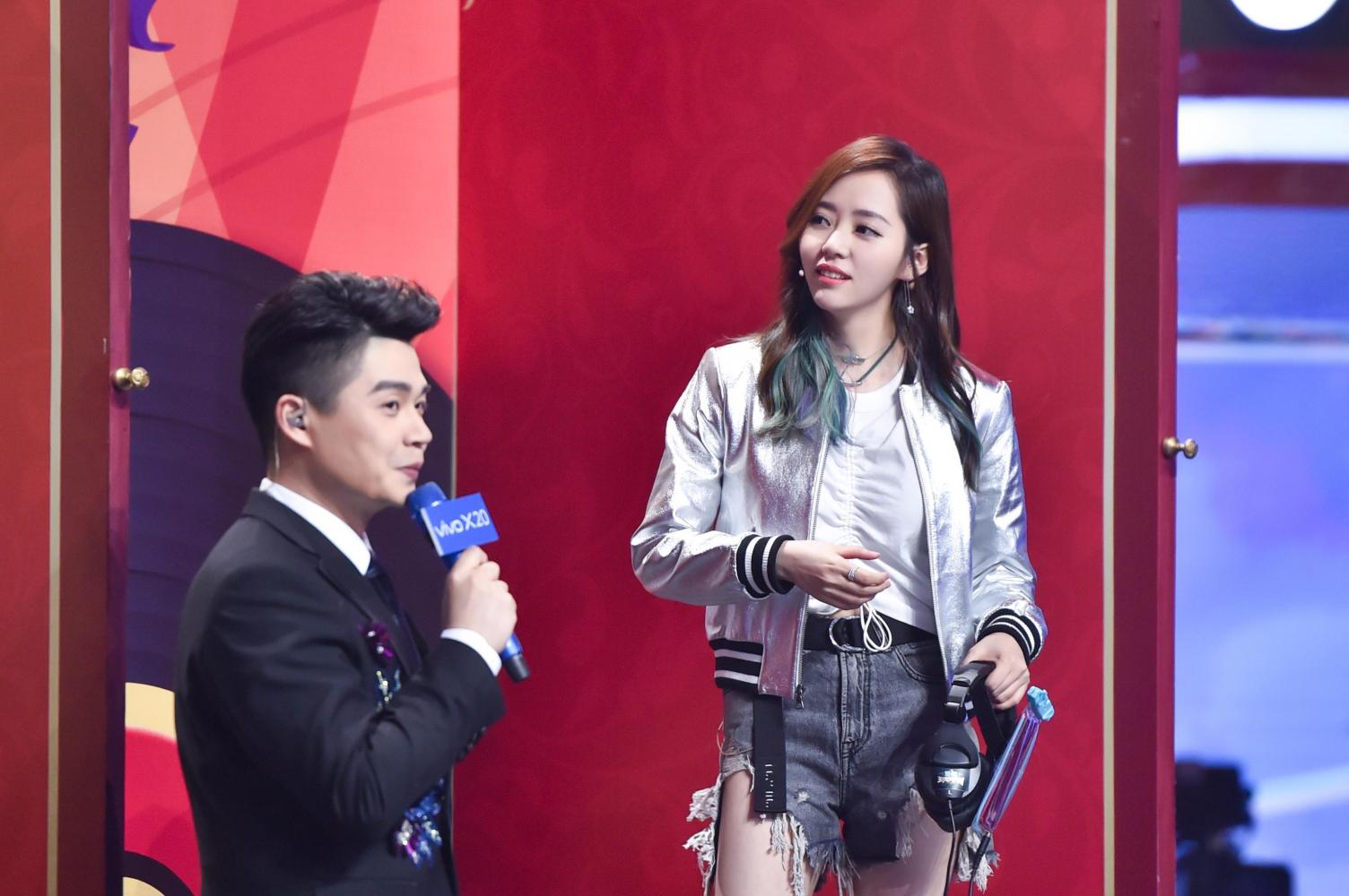 张靓颖邓紫棋首次合作哼唱对方歌曲