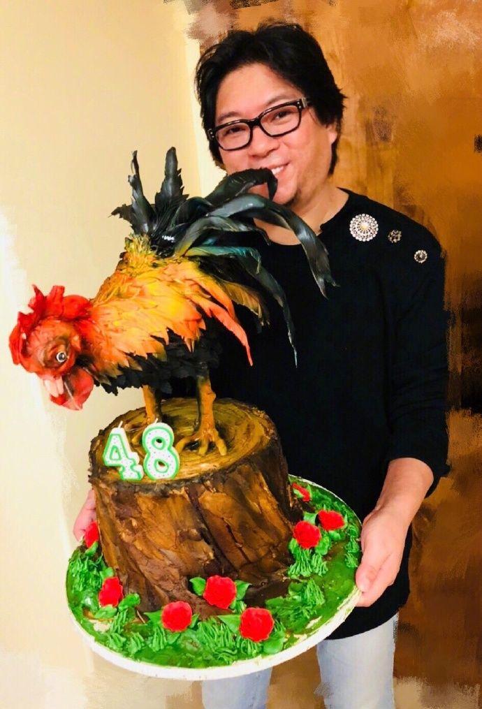 "网红"高晓松48岁生日蛋糕, 造型低着头的鸡, 网友都看不下去了