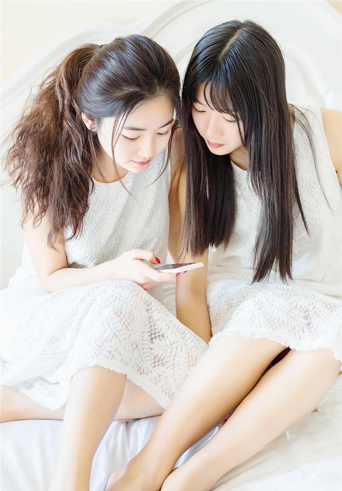 清新姐妹花白衣素雅难挡清纯甜美气质