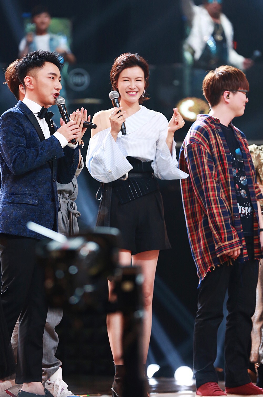 节目一开始,李艾就与主持人清瑜配合,让毛不易担当了一小段介绍嘉宾的