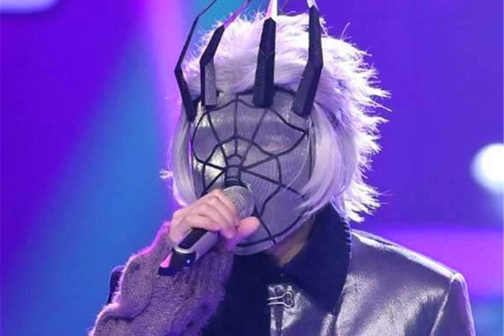 《蒙面唱将》史上首位打破节目规则的人,当场气急败坏摘下面具