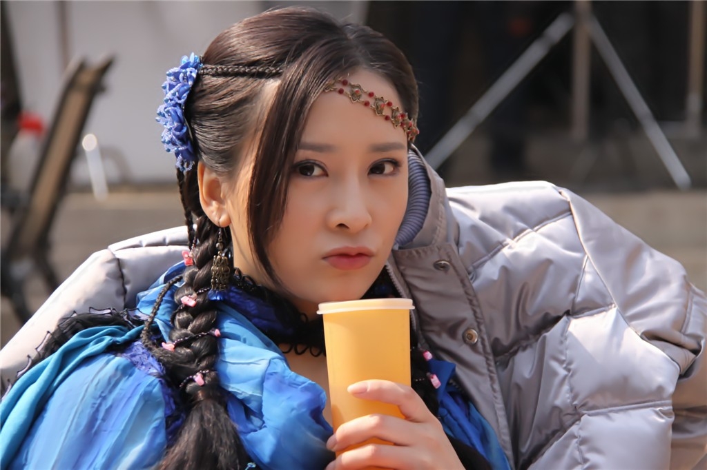 在大学期间的杨舒婷参加了《红楼梦中人》选秀活动,获得宝钗组北京