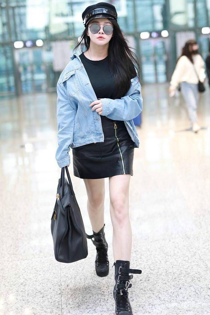 冉莹颖机场照曝光 牵手老公皱市明狂撒狗粮