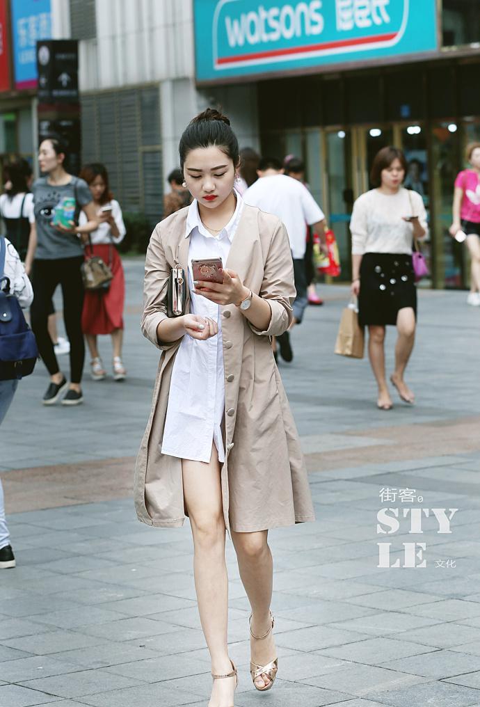 路人街拍:穿吊带长裙的小姐姐,白皙的皮肤和动人的眼眸很诱人