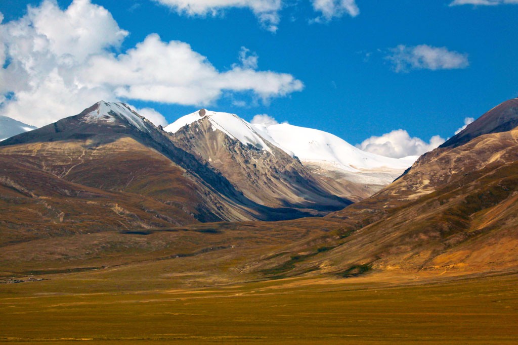 山脉横空出世 河流蜿蜒奔流 湖泊星罗棋布 藏北最美的自然风光