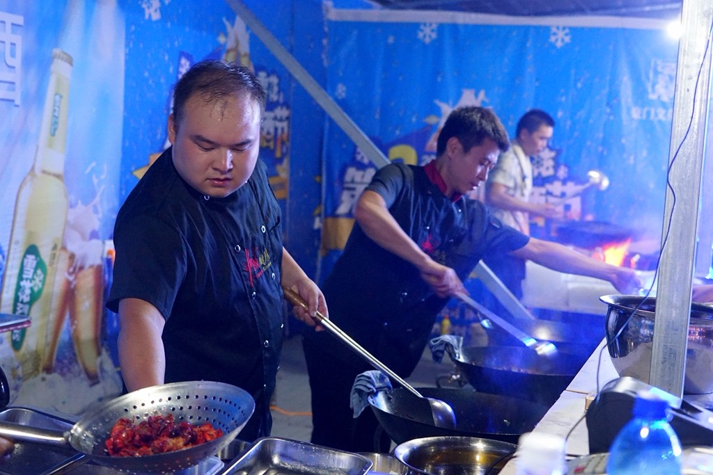 在美食与狂欢之间,厨师们个个汗流浃背,辛勤劳作.