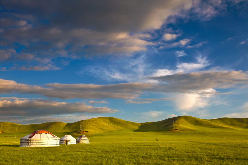 夕阳下蓝天白云草原丘陵蒙古包一幅完美和谐的自然景观
