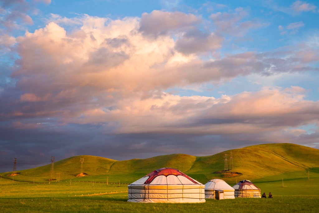 夕阳下,蓝天白云,草原丘陵,蒙古包,一幅完美和谐的自然景观|蒙古包|草