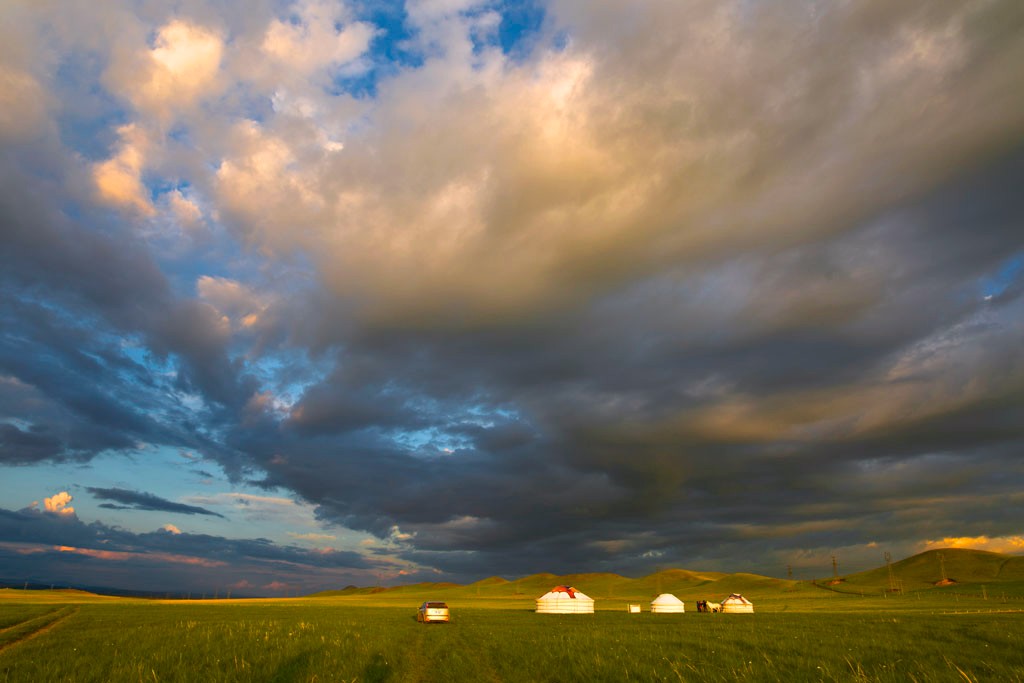 夕阳下，蓝天白云，草原丘陵，蒙古包，一幅完美和谐的自然景观