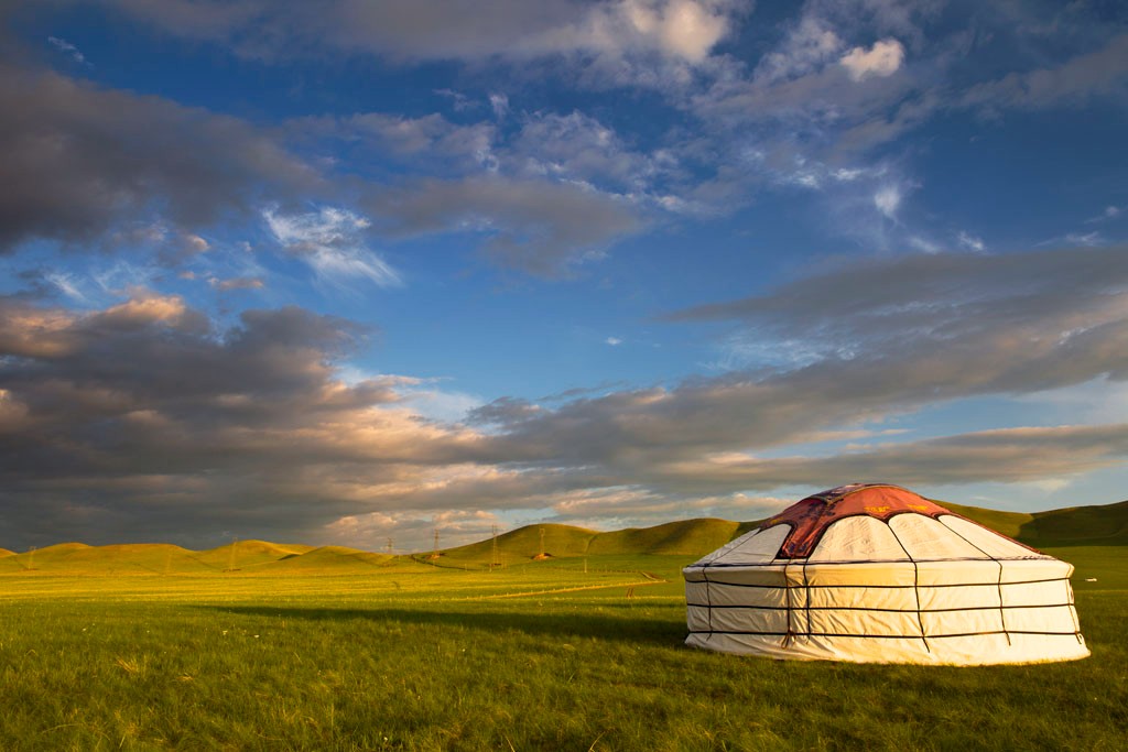 夕阳下蓝天白云草原丘陵蒙古包一幅完美和谐的自然景观