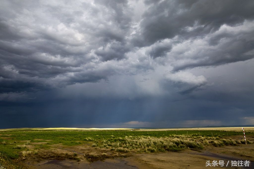 草原除了蓝天白云外也有桀骜不驯的乌云翻滚