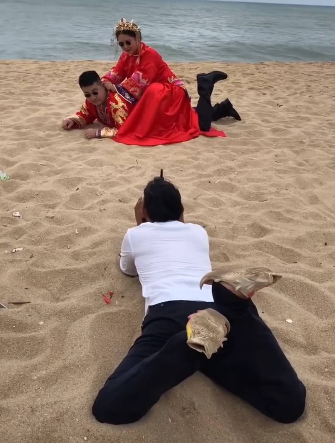 新郎拍婚纱照遭摄影师骑背,被拎耳转头时,网友惊疑:这是鸟叔?