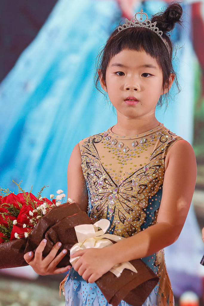 黄奕与女儿亲子装同框,芊玲表演舞蹈才艺多,母女比心互动有爱