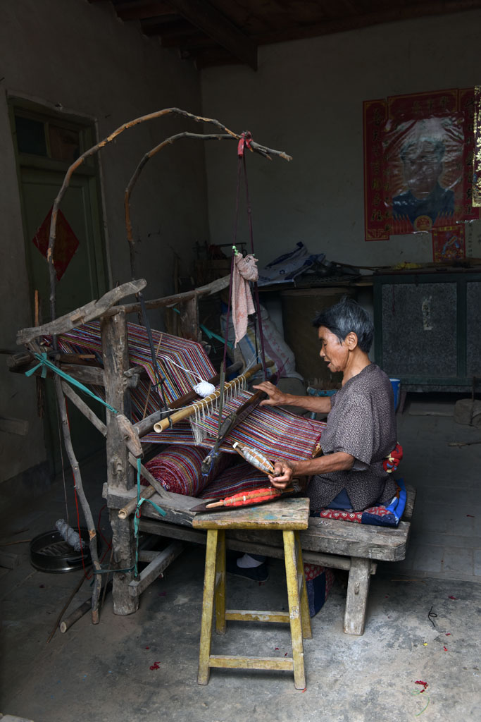 农村老人用传统织布机手工织毛毯感叹传统手艺没有继承人