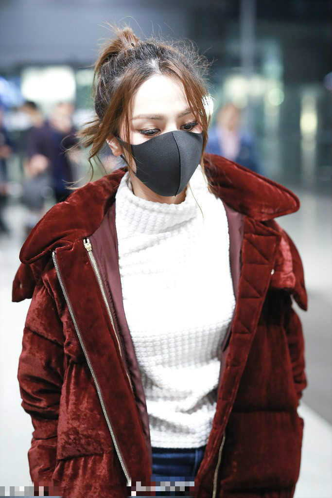 邓紫棋红色羊羔毛外套靓丽动人 戴口罩甩马尾人小气场足