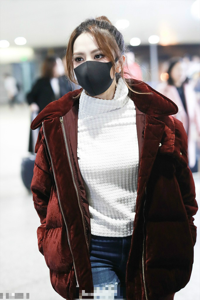 邓紫棋红色羊羔毛外套靓丽动人 戴口罩甩马尾人小气场足