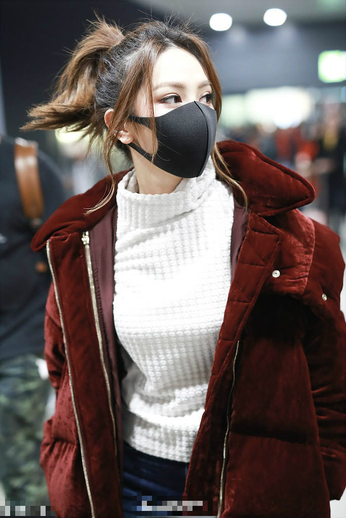 邓紫棋红色羊羔毛外套靓丽动人 戴口罩甩马尾人小气场足
