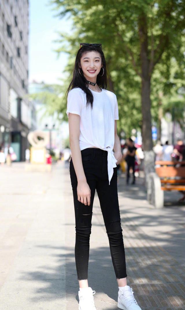 路人街拍:小姐姐白衬衣搭配黑色小脚裤,一双小白鞋活力无限