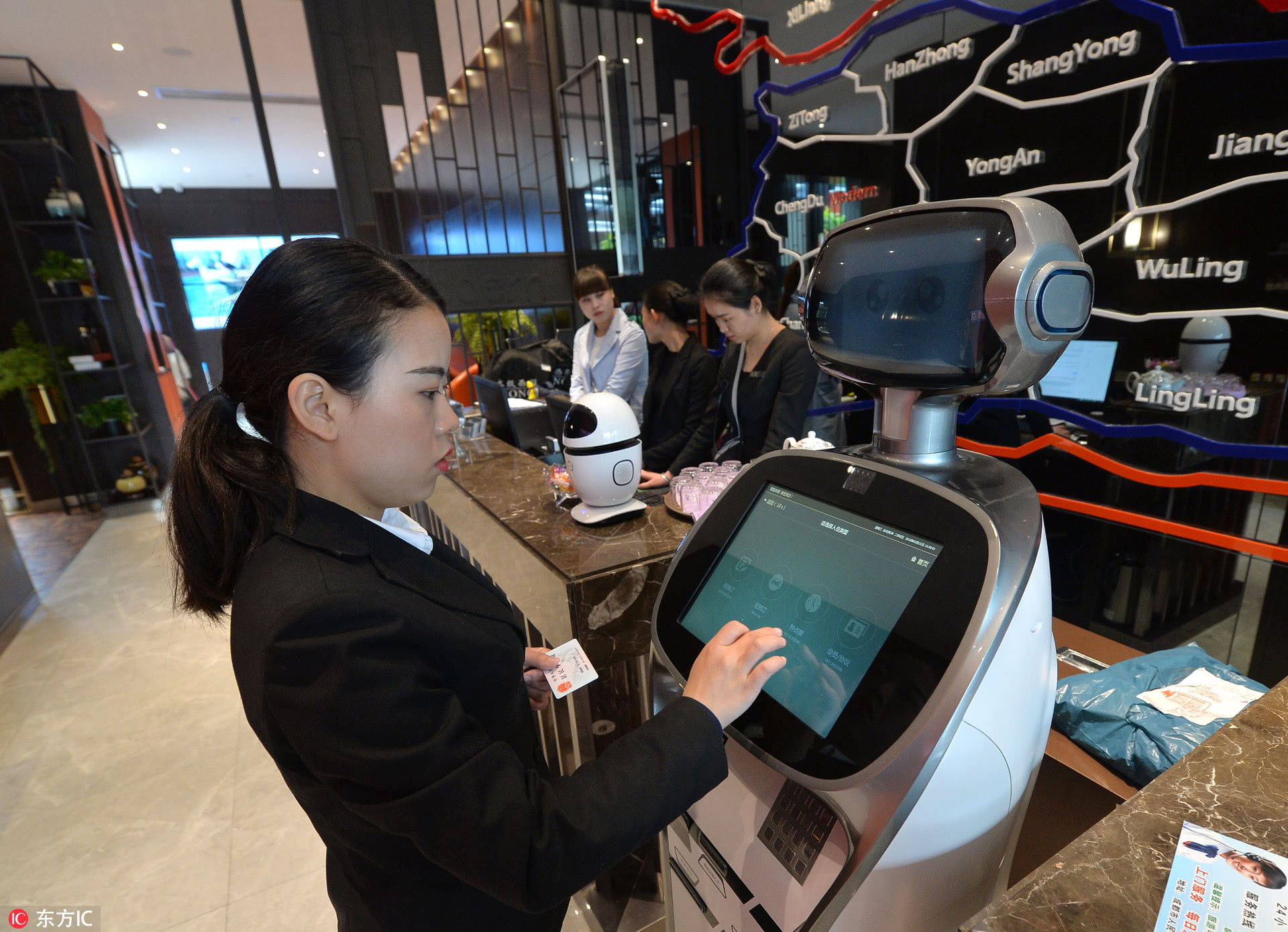 当你住酒店为你服务的竟然是机器人?